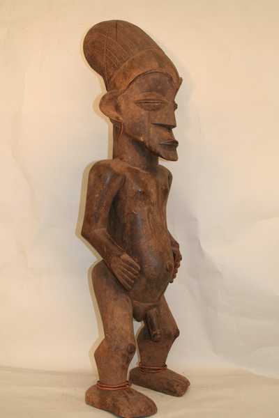 MANGBETU(statue), d`afrique : Rép.démoncratique du Congo., statuette MANGBETU(statue), masque ancien africain MANGBETU(statue), art du Rép.démoncratique du Congo. - Art Africain, collection privées Belgique. Statue africaine de la tribu des MANGBETU(statue), provenant du Rép.démoncratique du Congo., 1511/1122-1124.belle grande statue masculine Mangbetu avec une tête surmontée de la coiffure caractéristique des Mangbetu,içi en stries verticales parallèles. Comme seule scarification, seulement une ligne verticale sur le front.LA h.111cm..La statue est accompagnée d